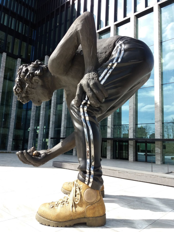 Foto van het standbeeld van De Reus voor de Rechtbank, Parnassusweg 280, Amsterdam 